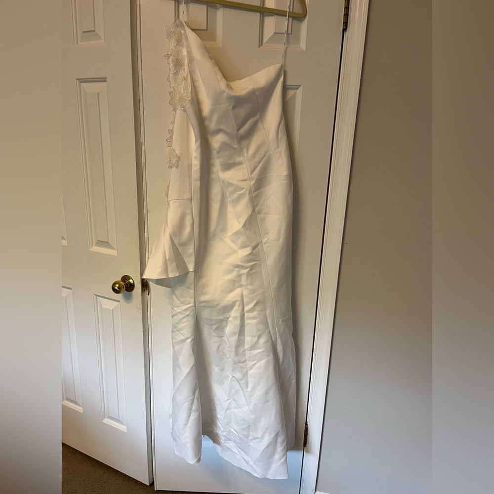 Elliatt Ivory One Shoulder Sleeveless Gown